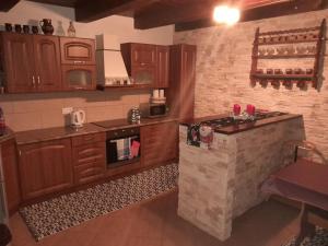 Kráľová Lehota的住宿－Domček KaMi，厨房配有木制橱柜和砖墙