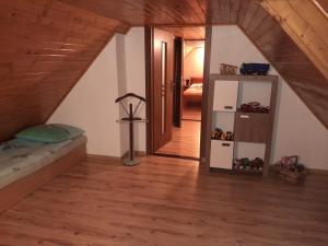 una habitación con cama y una habitación con pasillo en Domček KaMi en Kráľová Lehota