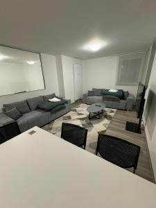 - un salon avec un canapé et une table dans l'établissement to be apartments Deluxe-Suites, à Weiden
