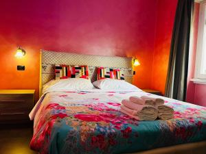 sypialnia z łóżkiem z ręcznikami w obiekcie B&B Roma w Rzymie