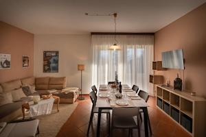 una sala de estar con una mesa larga y un sofá en La casa di Lucca - terrace and parking, en Lucca