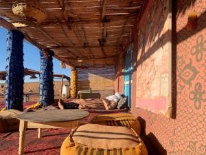 een groep mensen die op bedden in een kamer slapen bij Tinfou desert camp in Brija