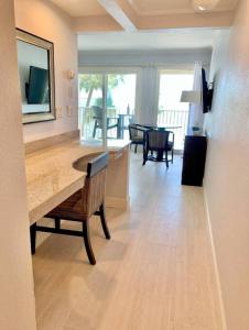 uma sala de estar com uma mesa de madeira e uma sala de jantar em Peaceful Paradise em Tampa