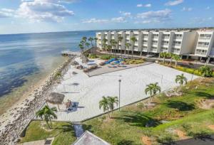 uma vista aérea de um hotel e do oceano em Peaceful Paradise em Tampa