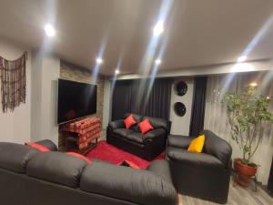 sala de estar con sofá y TV en departamento independiente en Puno