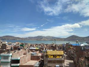una ciudad con edificios y un cuerpo de agua en departamento independiente, en Puno