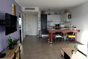 Kitchen o kitchenette sa Charmant 2P de 45m2 au calme, Vue Mer Panoramique, Terrasse Privée 30m2, Piscine