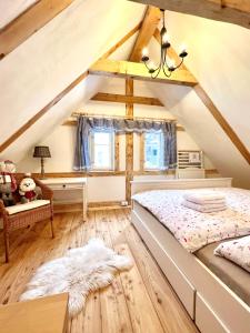 ein Schlafzimmer mit einem großen Bett im Dachgeschoss in der Unterkunft Santova roubenka in Štramberk