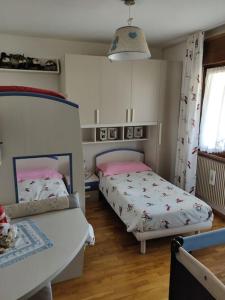 Postel nebo postele na pokoji v ubytování Appartamento comodo e curato per famiglie