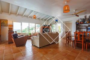 ein Wohnzimmer mit einem Sofa und einem Tisch in der Unterkunft 6 bed-rooms Villa at Dawn Beach Estate in Dawn Beach