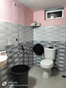 La salle de bains est pourvue de toilettes et d'un lavabo. dans l'établissement Homestay Teratak Kayu kota Aur, à Kepala Batas