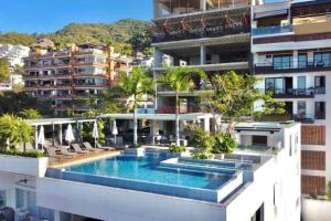 Hồ bơi trong/gần Luxury Condo D Residense