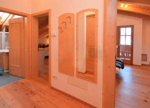 Housetirol في Niederolang: غرفة بجدار مع بعض الأبواب الزجاجية