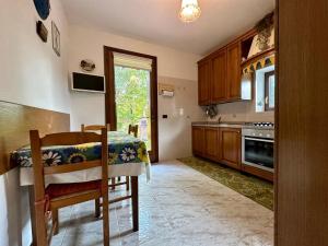 Кухня або міні-кухня у Casa di Lily - Magnifico Giardino, parcheggio privato e Free Wifi