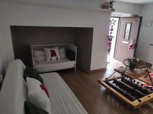 a living room with a couch and a bed at Rua da Avó in Barbacena