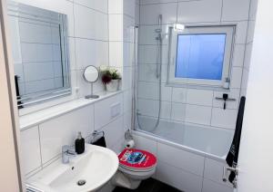 bagno bianco con servizi igienici e lavandino di Ferienwohnung Lippstadt a Lippstadt