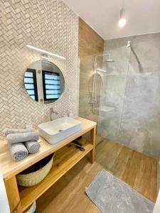 La salle de bains est pourvue d'un lavabo et d'une douche. dans l'établissement Vacoa - Villa Salba. Panoramic view., à L'Étang-Salé