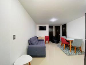 a living room with a couch and chairs and a table at Excepcional Apartamento -WAIWA HOST in Bucaramanga