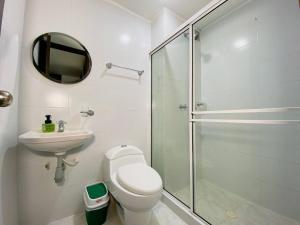 Excepcional Apartamento -WAIWA HOST في بوكارامانغا: حمام مع دش ومرحاض ومغسلة