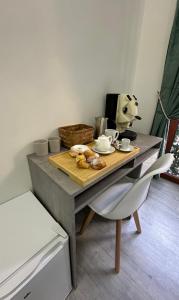 - une table avec de la nourriture dans une pièce dans l'établissement Garibaldi guest house, à Naples
