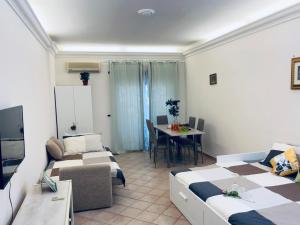 Sala de estar con 2 camas y mesa en Angelina Suite, en Roma