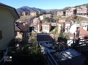 a view of a city with buildings and mountains at Alloggio turistico Fiocco di Neve Cod reg 27059 in Filettino