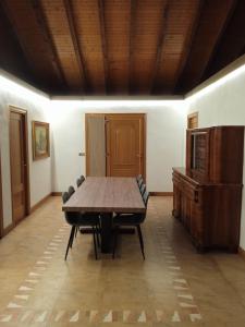 a conference room with a wooden table and chairs at RentalSevilla Living Villamanrique in Seville