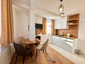 ヤホリナにあるApartmani RISの部屋にテーブルと椅子のあるキッチン