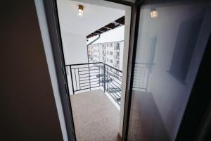 uma vista através de uma porta de vidro de uma varanda em Modern Loft em Suceava