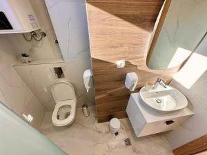 ヤホリナにあるApartmani RISのトイレと洗面台のある小さなバスルーム +114枚の写真