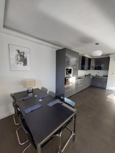 a dining room with a table and a kitchen at Marina Apartment Żuraw in Gdańsk