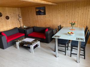 un soggiorno con divano e tavolo di Birchihaus a Beatenberg
