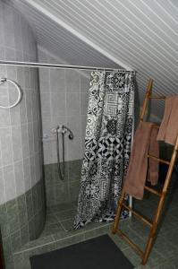 a shower with a black and white shower curtain at Σοφίτα in Graviá
