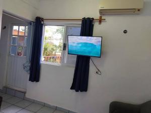 Estudio con terraza TV 또는 엔터테인먼트 센터
