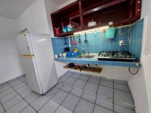 cocina con fregadero y nevera en Estudio con terraza, en Cozumel