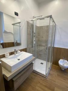 ein Bad mit einem Waschbecken und einer Dusche in der Unterkunft Via Rivocati 108 in Cosenza