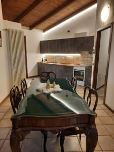 una sala da pranzo con tavolo e sedie e una cucina di Villa Duno a un passo da Città Alta a Clanezzo