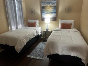 Duas camas sentadas uma ao lado da outra num quarto em Eagle Stay 7 Condo em Eagle Pass
