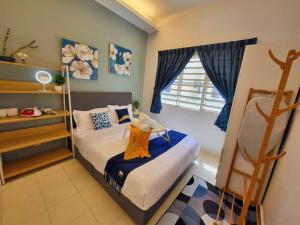 um quarto com uma cama com paredes azuis e uma janela em Sunway Cozy Apartment near Lost World of Tambun em Ipoh