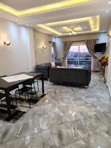 sala de estar con sofá y mesa en Magnifique Appartement Meublé Douala Kotto avec Groupe Electrogène et WiFi, Calme et Securisé en Douala