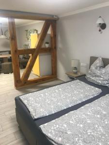 1 dormitorio con 2 camas y puerta de madera en Spreewald-Ferienwohnung Reschke/Jahn en Radensdorf