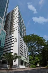 un edificio blanco alto con un signo de samsung en él en Oasia Suites Kuala Lumpur by Far East Hospitality, en Kuala Lumpur