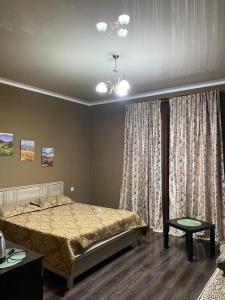 1 dormitorio con cama y ventana en Гостевой дом Александрия, en Gudauta