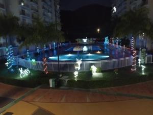 a large pool with lights around it at night at Apartamento Girardot in Girardot