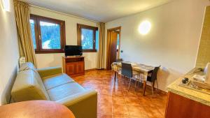 uma sala de estar com um sofá e uma mesa em Appartamento Smith Bonarda - Affitti Brevi Italia em Bardonecchia