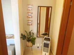 baño con espejo y aire acondicionado en Apartamento Próx Getúlio Vargas Duque e Nações, en Bauru