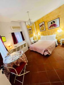 una camera con un letto e un tavolo di Romantic Apartment on Garda Lake a Desenzano del Garda