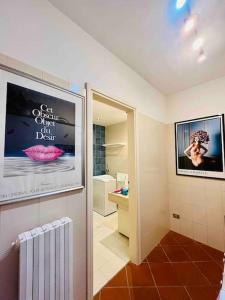 un bagno con un'immagine e un poster appeso alla parete di Romantic Apartment on Garda Lake a Desenzano del Garda