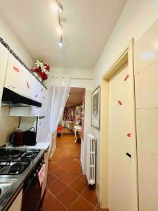 una cucina con piano cottura forno superiore accanto a un corridoio di Romantic Apartment on Garda Lake a Desenzano del Garda