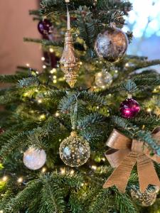 Un árbol de Navidad con adornos de Navidad en él en La Vigie, Spa, en Spa